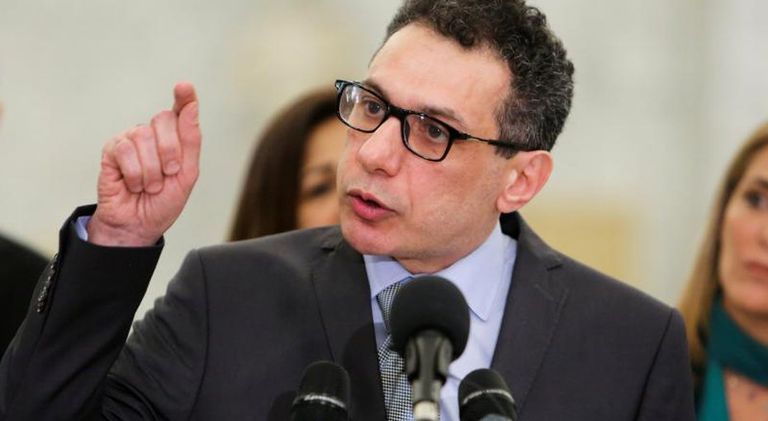 نزار زكا قاسم سليماني وسط مجموعة من مساعديه - أرشيفية