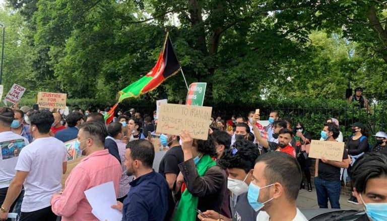 متظاهرون أفغان أمام سفارة إيران في لندن