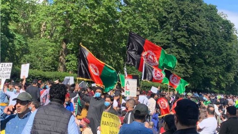 متظاهرون أفغان أمام سفارة إيران في لندن