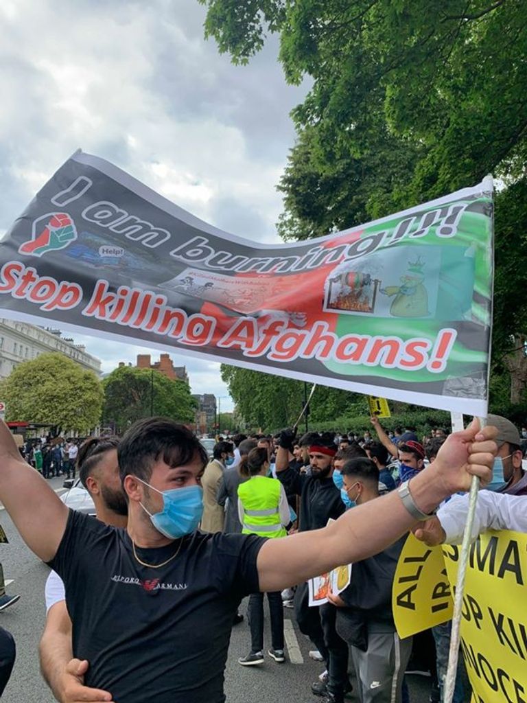 متظاهرون أفغان أمام سفارة إيران في لندن