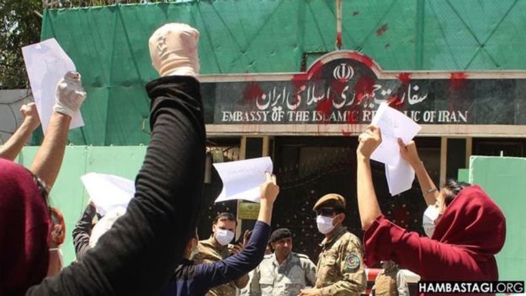 متظاهرون أفغان أمام سفارة إيران في لندن