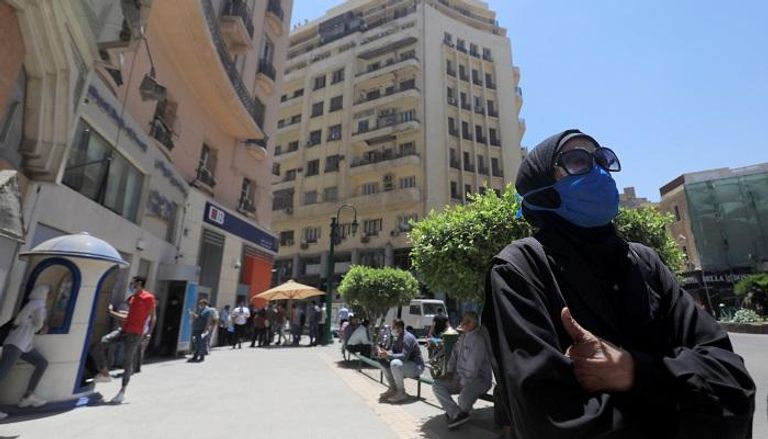 سيدة مصرية خارج فرع البنك التجاري الدولي وسط القاهرة 