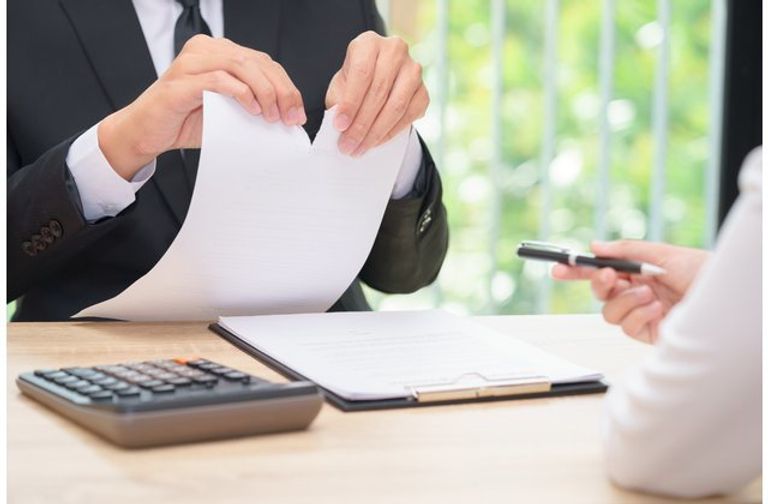 شخص يقوم بتمزيق أوراق صيانة السيارة ضمن الأخطاء