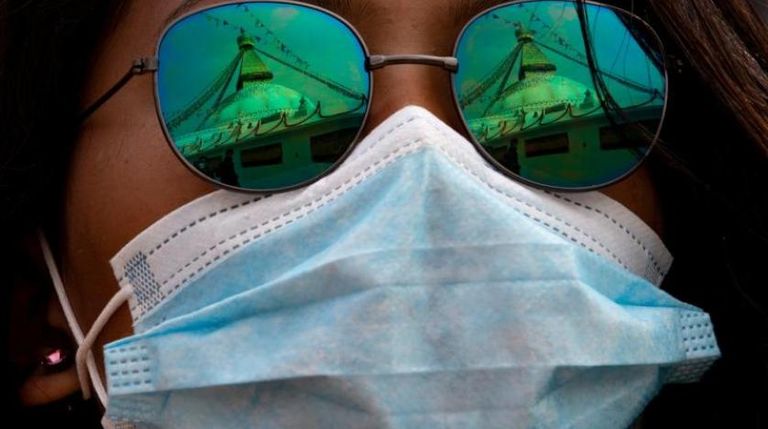 فتاة ترتدي الكمامة للوقاية من كورونا