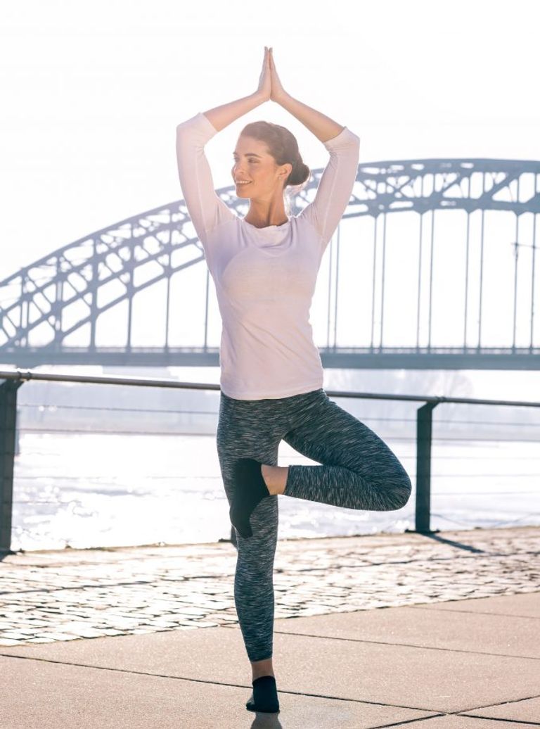 فتاة تقوم بالتمارين الرياضية الحرص على تعدد ألوان الطعام يعزز الصحة