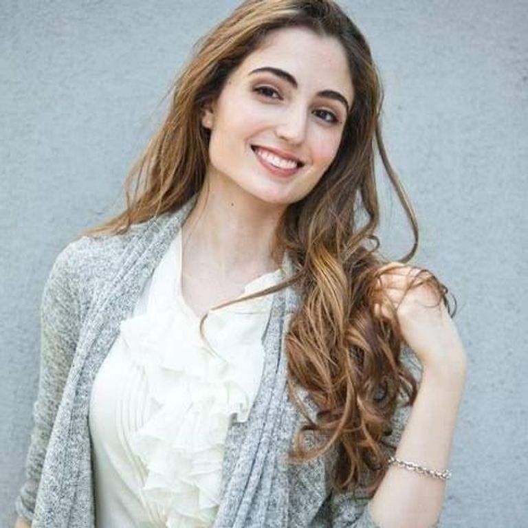 المغنية المصرية الأمريكية ليانا أفيوني