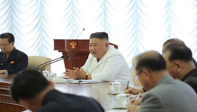 كيم جونج أون خلال اجتماع المكتب السياسي لحزب الحاكم