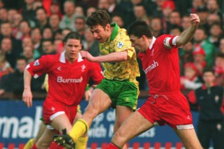 سوندون بالزي الأحمر مانشستر سيتي