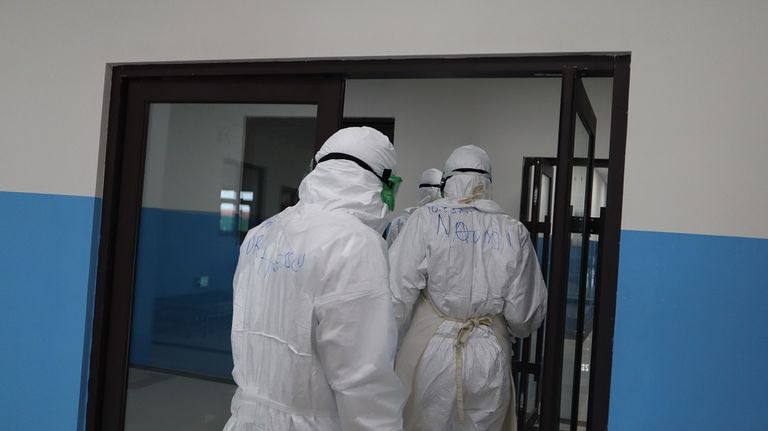 زوجة أحد ضحايا فيروس كورونا تبكي في جنازته بولاية كولورادو الأمريكية