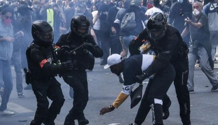 اشتباك بين الشرطة الفرنسية وأحد المتظاهرين - أرشيفية