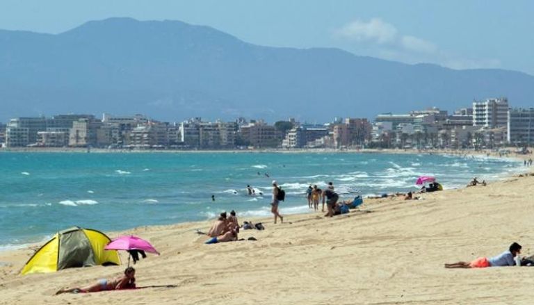 سياح على أحد شواطئ بالما دي مايوركا في 15 يونيو 2020