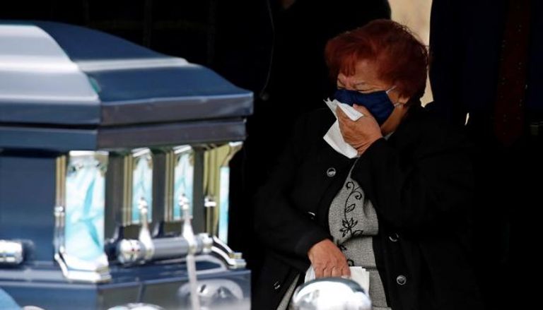 زوجة أحد ضحايا فيروس كورونا تبكي في جنازته بولاية كولورادو الأمريكية