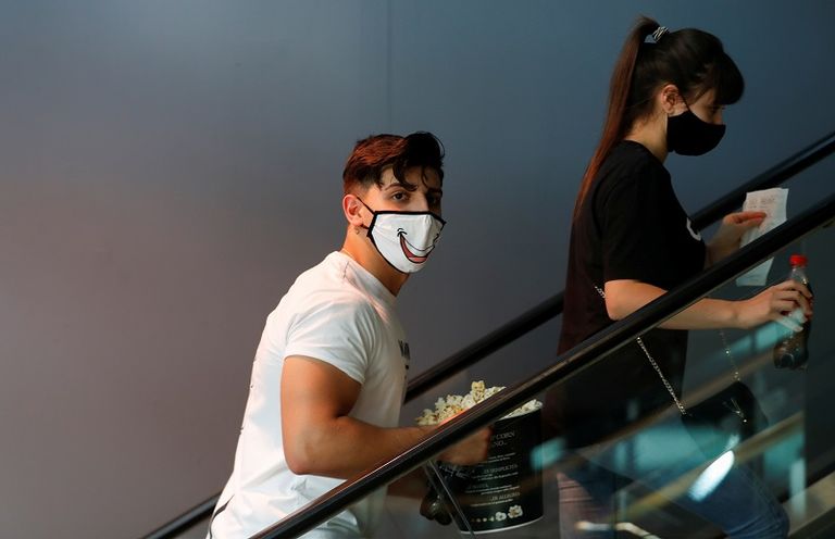 زوجة أحد ضحايا فيروس كورونا تبكي في جنازته بولاية كولورادو الأمريكية