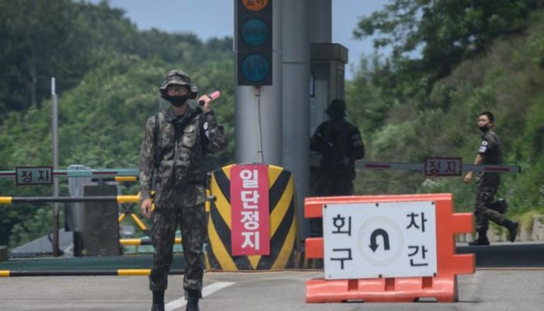 جندي يقف عند نقطة تفتيش على طريق إلى مكتب العبور بين الكوريتين 