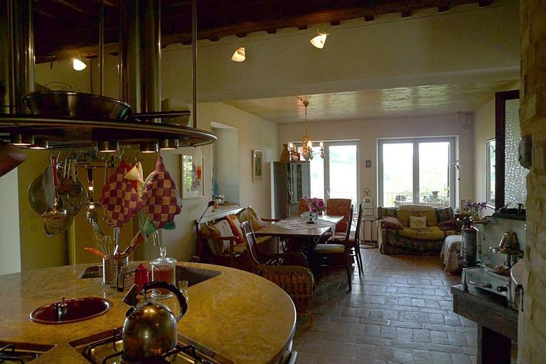 قرية بيتريتولي الإيطالية