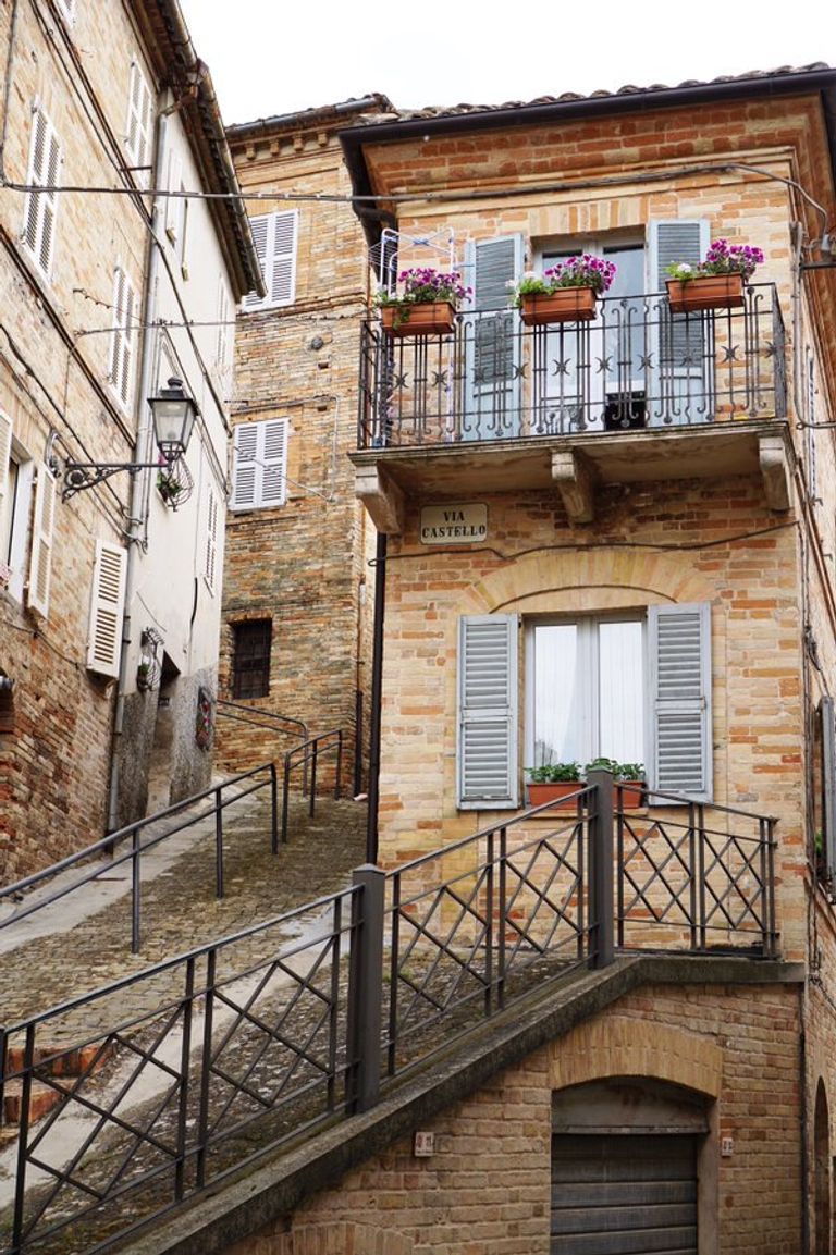 قرية بيتريتولي الإيطالية