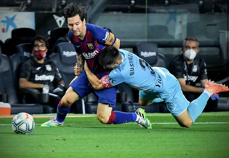 الأرجنتيني ليونيل ميسي قائد برشلونة وأوناي بوستينزا لاعب ليجانس في الجولة 29 من الدوري الإسباني