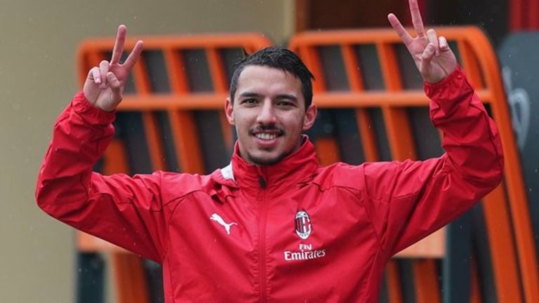 إسماعيل بن ناصر لاعب وسط ميلان إسماعيل بن ناصر لاعب وسط ميلان