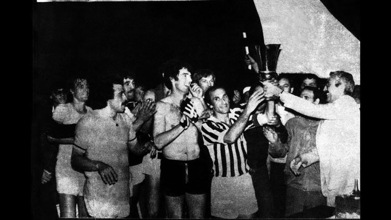 يوفنتوس يحتفل بفوزه ببطولة كأس إيطاليا للمرة السادسة في تاريخه عام 1979 من مباراة سابقة بين يوفنتوس ونابولي