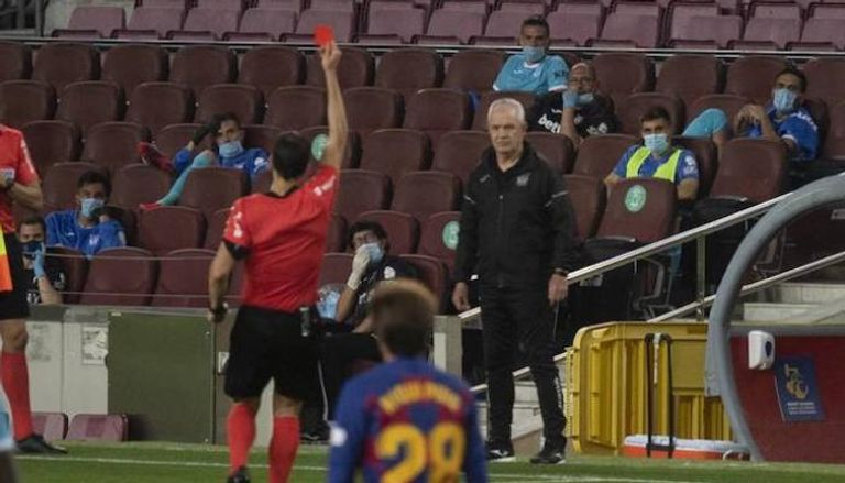 خافيير أجيري يتعرض للطرد في مباراة برشلونة