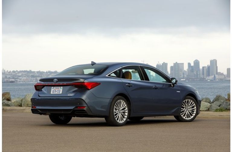 طراز تويوتا Avalon Hybrid  فورد فيوشن الهجين موديل عام 2020