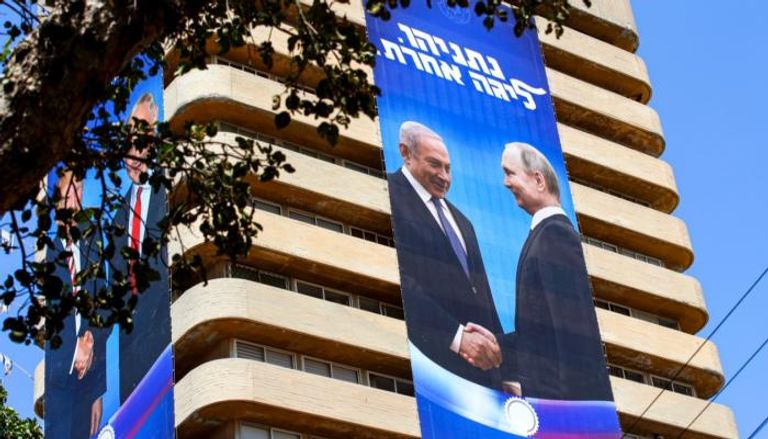 ملصق لبوتين ونتنياهو على بناية في إسرائيل 