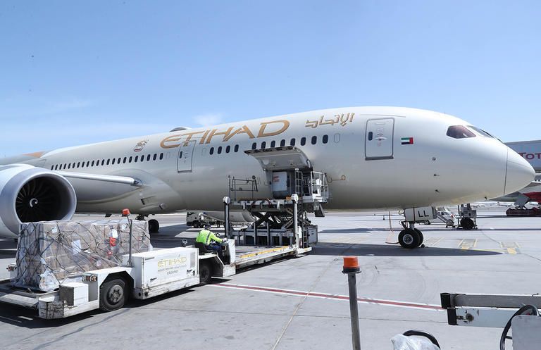 الإمارات تساعد 65 دولة و935 ألف عامل طبي حول العالم