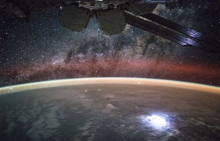 الوهج حول الأرض يبدو برتقاليا صورة التقطها مسبار تريس جاس للوهج الأخضر حول المريخ