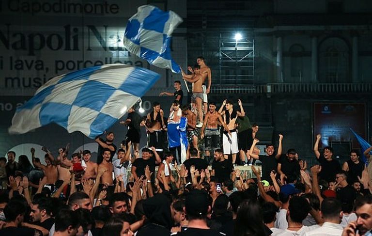 تتويج فريق نابولي