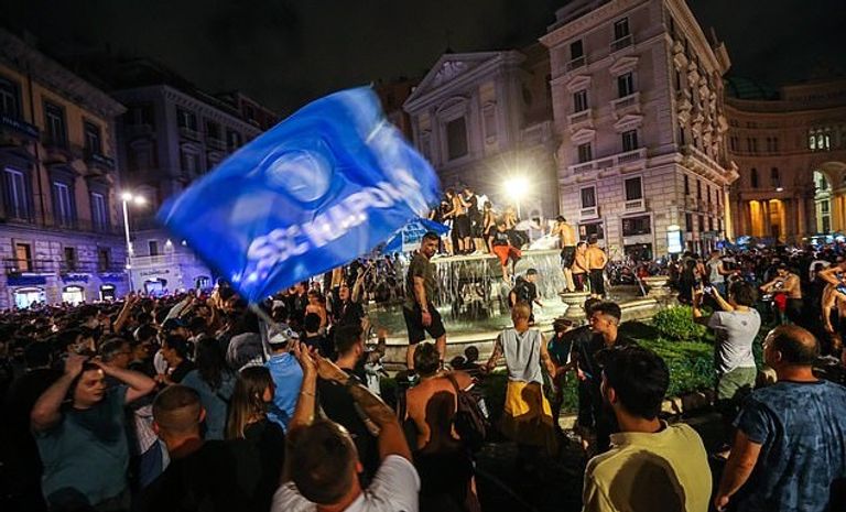 تتويج فريق نابولي