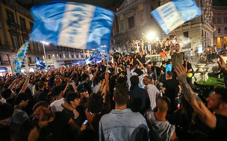 تتويج فريق نابولي