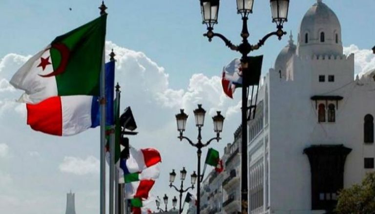 علما الجزائر وفرنسا بالقرب من مقر البرلمان الجزائري - أرشيفية