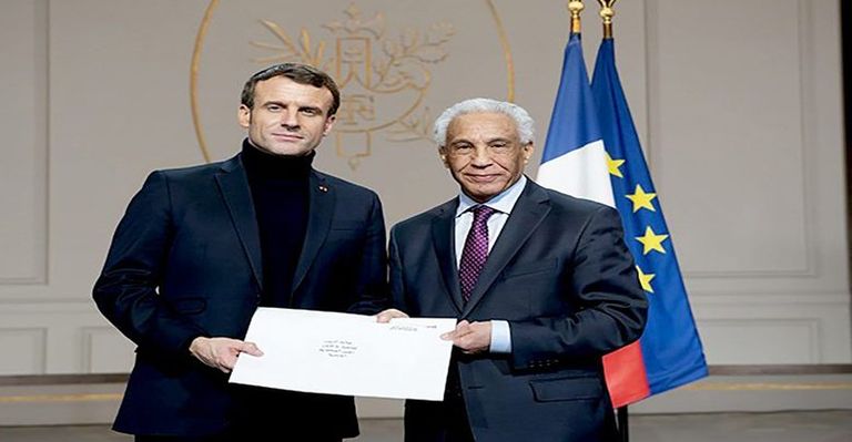 السفير الجزائري مع الرئيس الفرنسي خلال تسليمه أوراق اعتماده