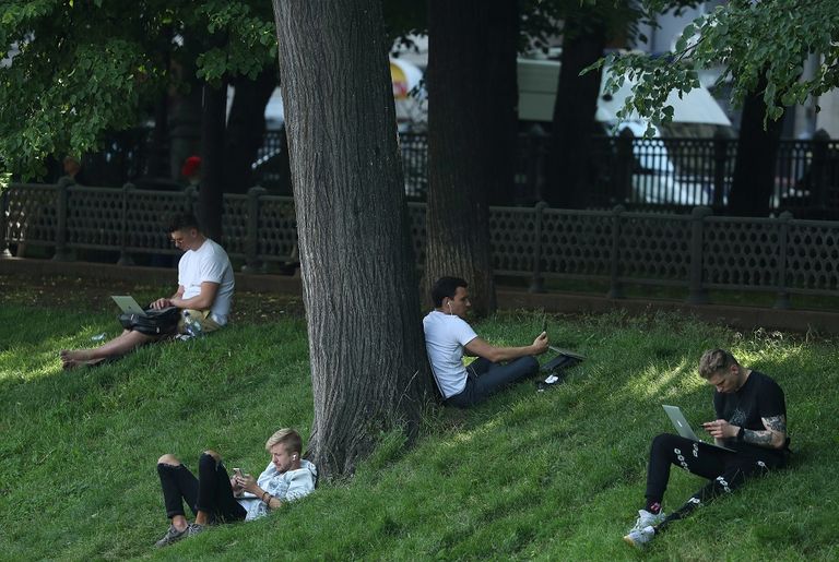 عامل يرش المطهرات على طاولات أحد المطاعم في موسكو