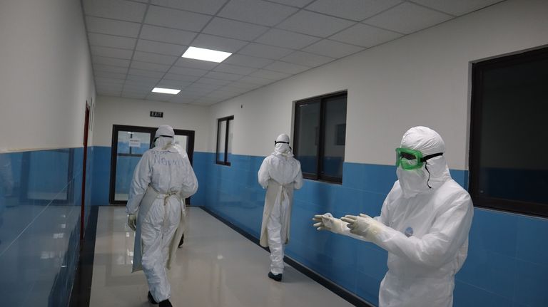 طوابير لإجراء فحص كورونا في بكين