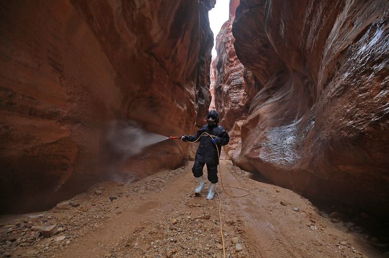 عامل يرش المطهرات في مدينة البتراء الأردنية