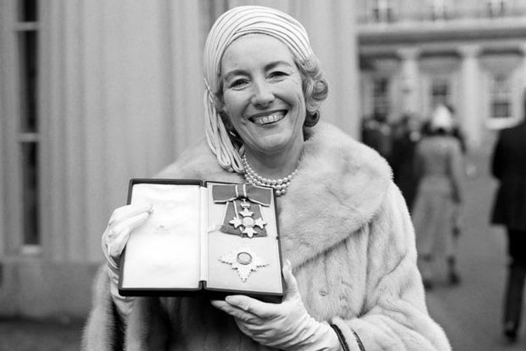 المغنية البريطانية فيرا لين