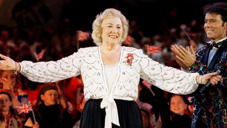 المغنية البريطانية فيرا لين