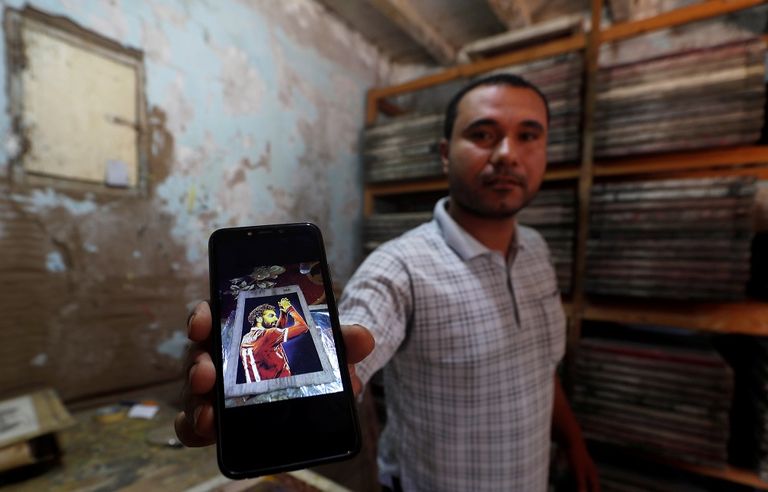 طفل يحمل ورقة بردي