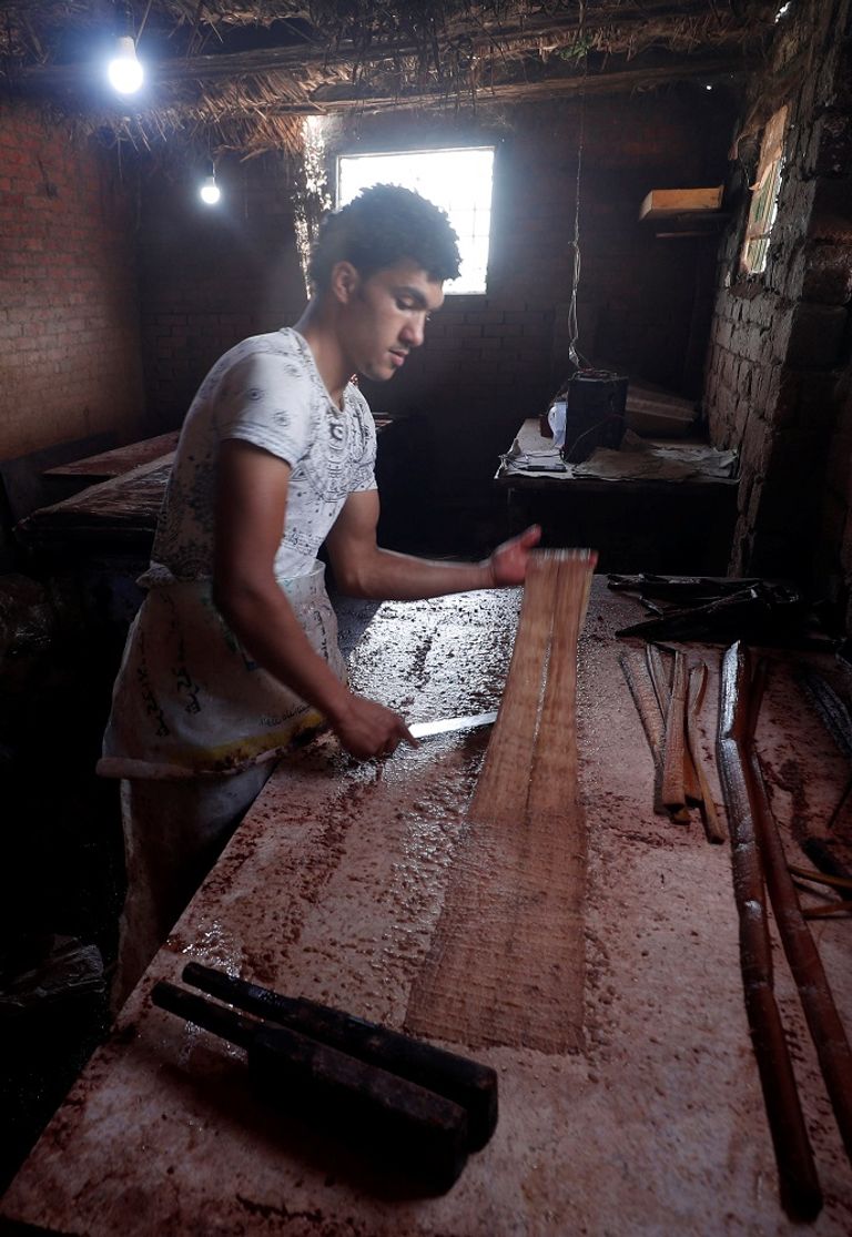 طفل يحمل ورقة بردي