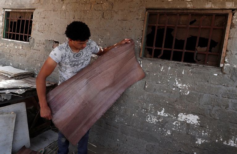 طفل يحمل ورقة بردي