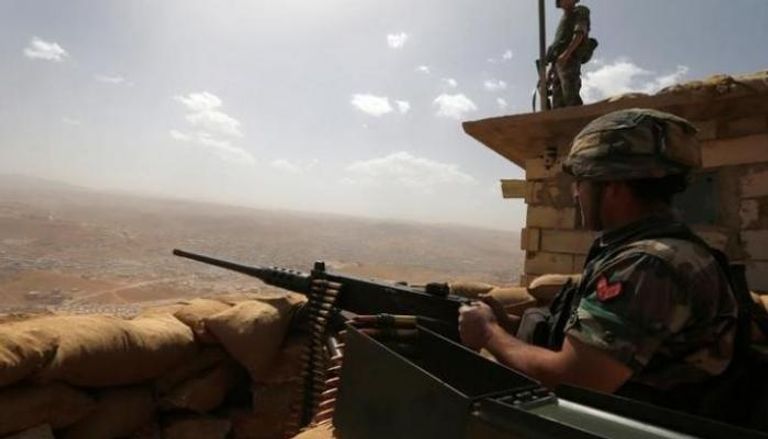 جنود لبنانيون على نقطة حدودية مع سوريا - رويترز
