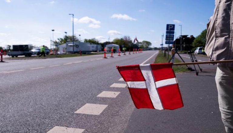 شخص يحمل علم دولة الدنمارك