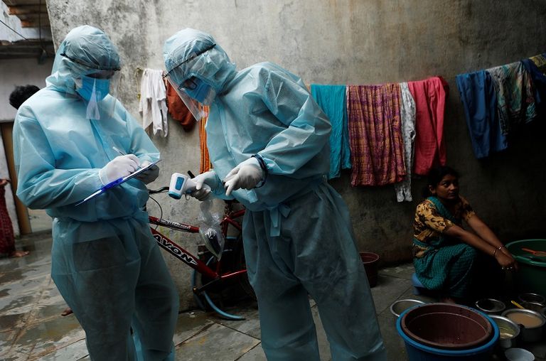 هندي يفتح فمه لأخذ مسحة من لعابه بينما يبدو كمن يصرخ مستغيثا من كورونا