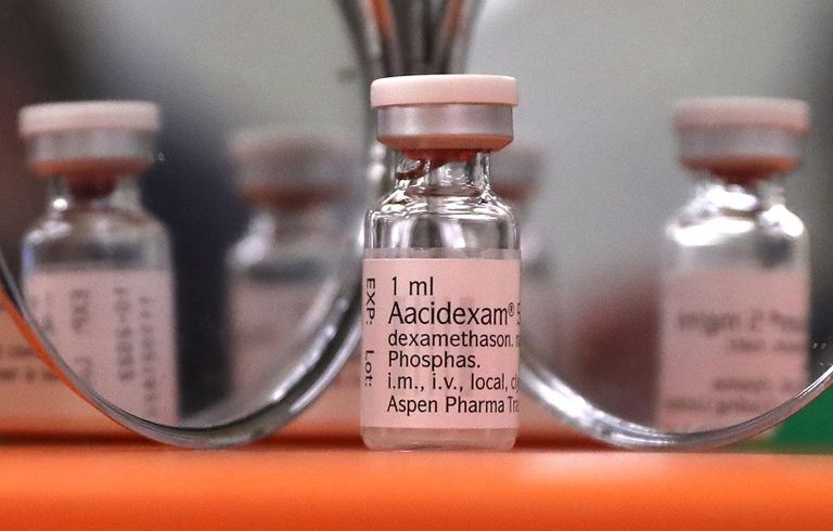 هندي يفتح فمه لأخذ مسحة من لعابه بينما يبدو كمن يصرخ مستغيثا من كورونا