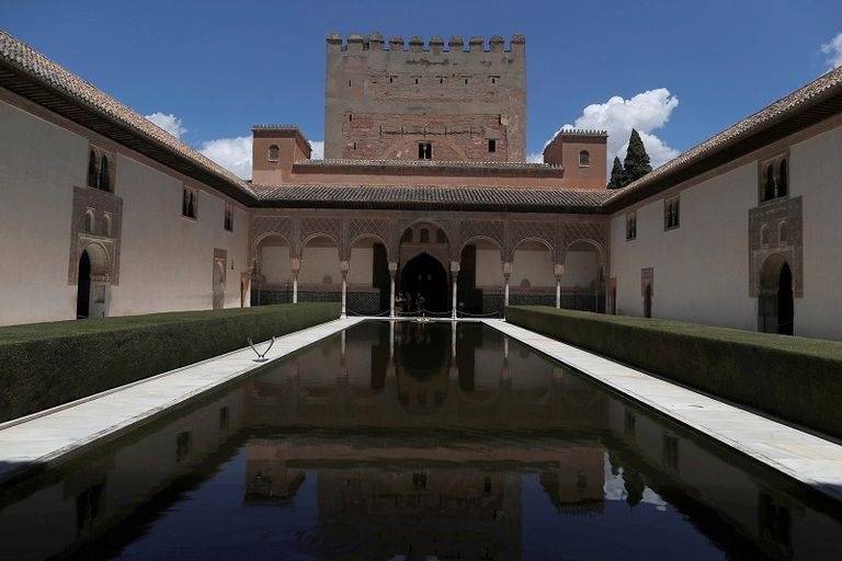 هندي يفتح فمه لأخذ مسحة من لعابه بينما يبدو كمن يصرخ مستغيثا من كورونا