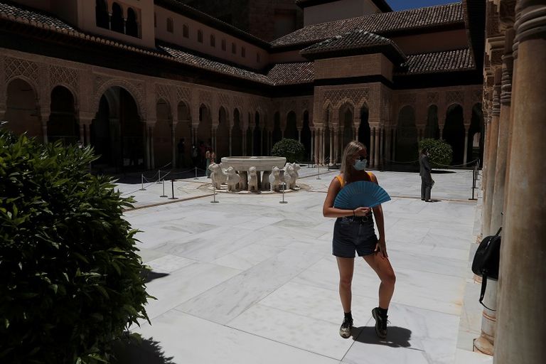 هندي يفتح فمه لأخذ مسحة من لعابه بينما يبدو كمن يصرخ مستغيثا من كورونا