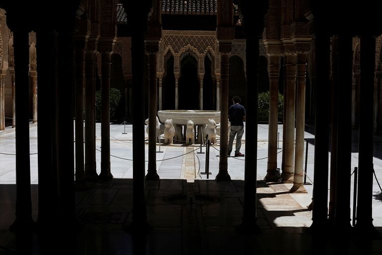 هندي يفتح فمه لأخذ مسحة من لعابه بينما يبدو كمن يصرخ مستغيثا من كورونا