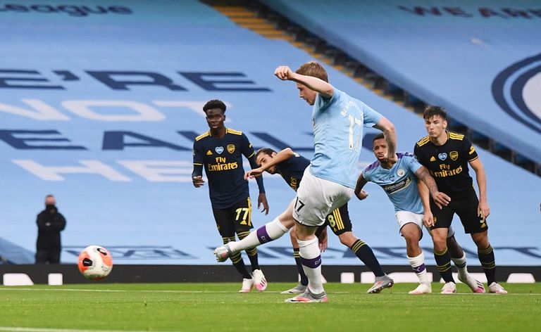 هندي يفتح فمه لأخذ مسحة من لعابه بينما يبدو كمن يصرخ مستغيثا من كورونا