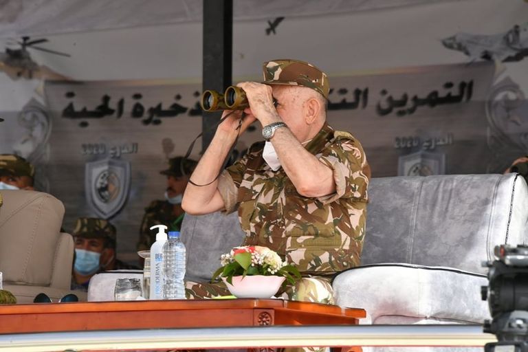 قائد الجيش الجزائري يشرف على المناورات العسكرية مناورات